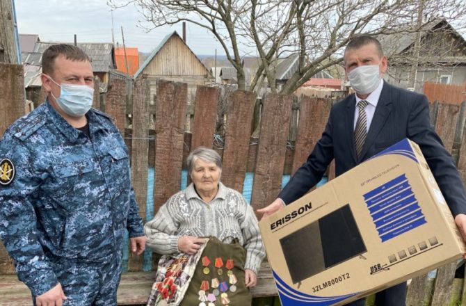 Сотрудники ГУ ФСИН по Пермскому краю вручили ценные подарки своим ветеранам